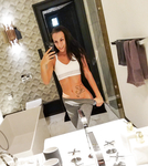 Телка позирует с голыми буферами спустив штаны перед зеркалом