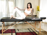 Массажист в наколках поимел в тугое очко стройную клиентку