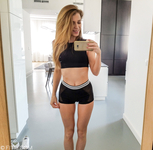 Мари Калиси гладит мокрую пилотку на диване