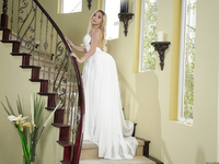 Абеллу Дангер трахает татуированный мужик в пизду