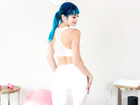 Голая дамочка с синими волосами стоит в позе раком без одежды