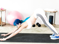 Голая дамочка с синими волосами стоит в позе раком без одежды