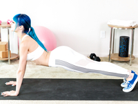 Голая дамочка с синими волосами стоит в позе раком без одежды