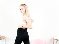 Позанимавшись на фитболе белокурая красотка показала на камеру гладко выбритую манду