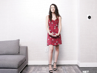 Лиз Джордан отсасывает длинный хрен плотно обхватив его руками