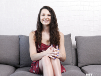 Лиз Джордан отсасывает длинный хрен плотно обхватив его руками