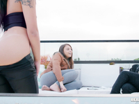 Картер Круз занимается взаимной мастурбацией пизды со своими подружками