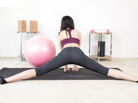 Очкастая ботаничка мастурбирует пилотку перед камерой