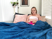 Две лесбиянки трахают друг друга розовым самотыком по очереди