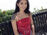 Стройная брюнетка отсасывает длинный хуй любовника перед еблей