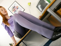 Секретарша в сиреневых чулках оголила грудь перед боссом