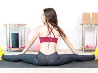 Спортсменка гладит пизду после физических тренировок