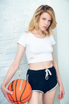 Стройная баскетболистка показывает сиськи и пизду на камеру