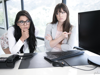 Очкастая секретарша отлизала пизду своей начальнице в офисе