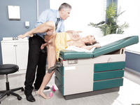 Главврач выебал пациентку в своей ординаторской в пизду