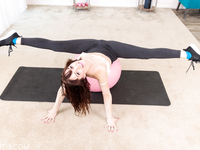 Алия Брин фотографирует голую пизду в отражении зеркала