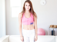 Телка показывает пизду крупным планом в разведенными в стороны половыми губами