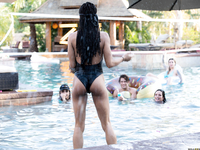 Несколько мужиков довели до оргазма огромную толпу похотливых сучек в загородном доме