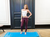 Телка показывает свой тощий зад приняв позу раком