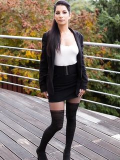 Деловая чешка получила кремпай после грязного траха в машине