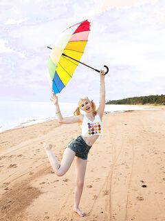 Шлюшка Кэнди развлекла мохнатку мастурбацией на пляже