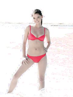 Волны хлыстают шикарное тело брюнетки с маленькими сиськами