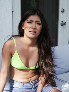 На террасе лысый парень жестко дрючит киску латинки Бинки Биз