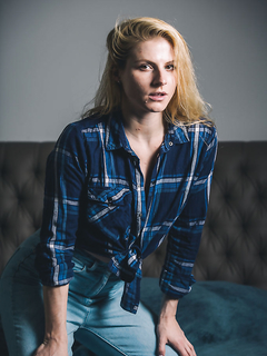 Хрупкая блондинка Джейд примеряет эротическое белье