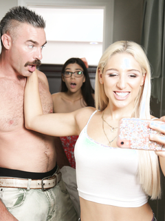 Милашка Абелла Дэнджер соблазнила отчима на грязный инцест