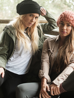 Авантюристки занимаются лесбийским сексом, отдыхая за городом