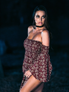 На улице ебет элегантную потаскушку с пышными сиськами Эбигейл Мак