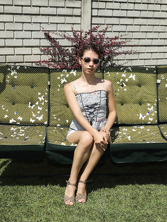 В саду милашка Стефани Мун развлекается с секс игрушками