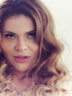 В ванной комнате лесбиянки трогают и лижут влажные письки