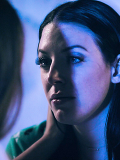 Лесбийские поцелуи Эбигейл Мак и Анджелы Уайт плавно переходят в секс