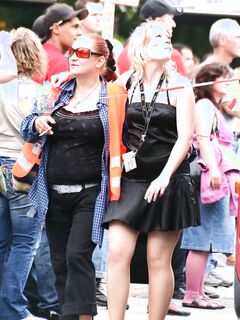 Девушки в откровенной одежде гуляют на уличной вечеринке