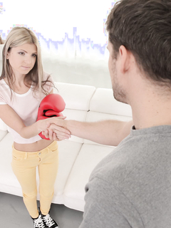 Большой хуй потеснил пизду русской блондинки Джины Герсон