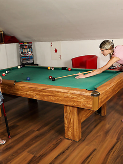 На бильярдом столе две лесбиянки исполнили фантазии друг друга