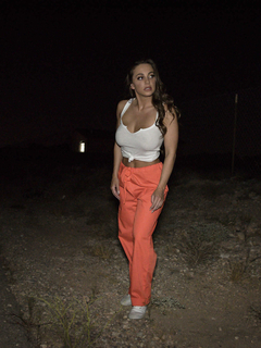 В машине мужик отымел большим хером вагину Эбигейл Мак