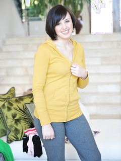 Милашка с короткой стрижкой использует огурец для мастурбации