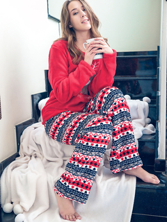 Перед Новым годом милашка танцует стриптиз на лестнице