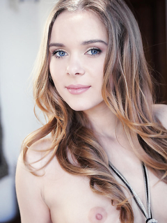 Голубоглазая молодуха Кейти А сняла сексуальные трусики в спальне