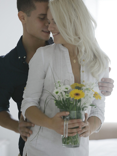 Куни для блондинки плавно переходит в красивый секс в постели