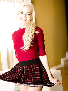 Блондинки довели друг друга до мощного оргазма при помощи кунилингуса