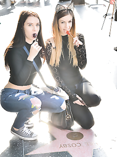 Лана Роадс и Стелла Кокс по очереди садятся на длинный черный самотык по очереди