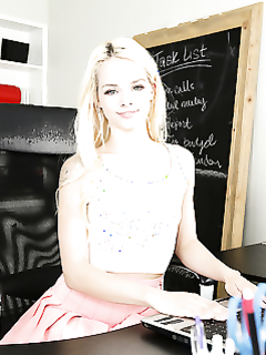 Эльза Джин ласкает очко сняв трусы