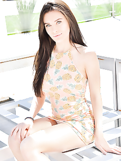 Лана Роадс дрочит пизду напротив камеры самотыком