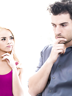 Эльза Джин порется в пизду с сексуальным брюнетом