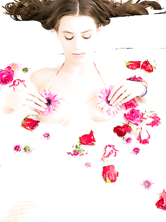 Пацан растягивает тугую попку Ланы Роудс