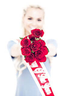 Блондинка засветила бритую киску и маленькие сиськи