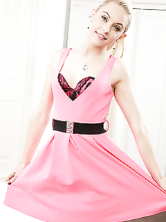 Блондинка в чулках хвастается формами